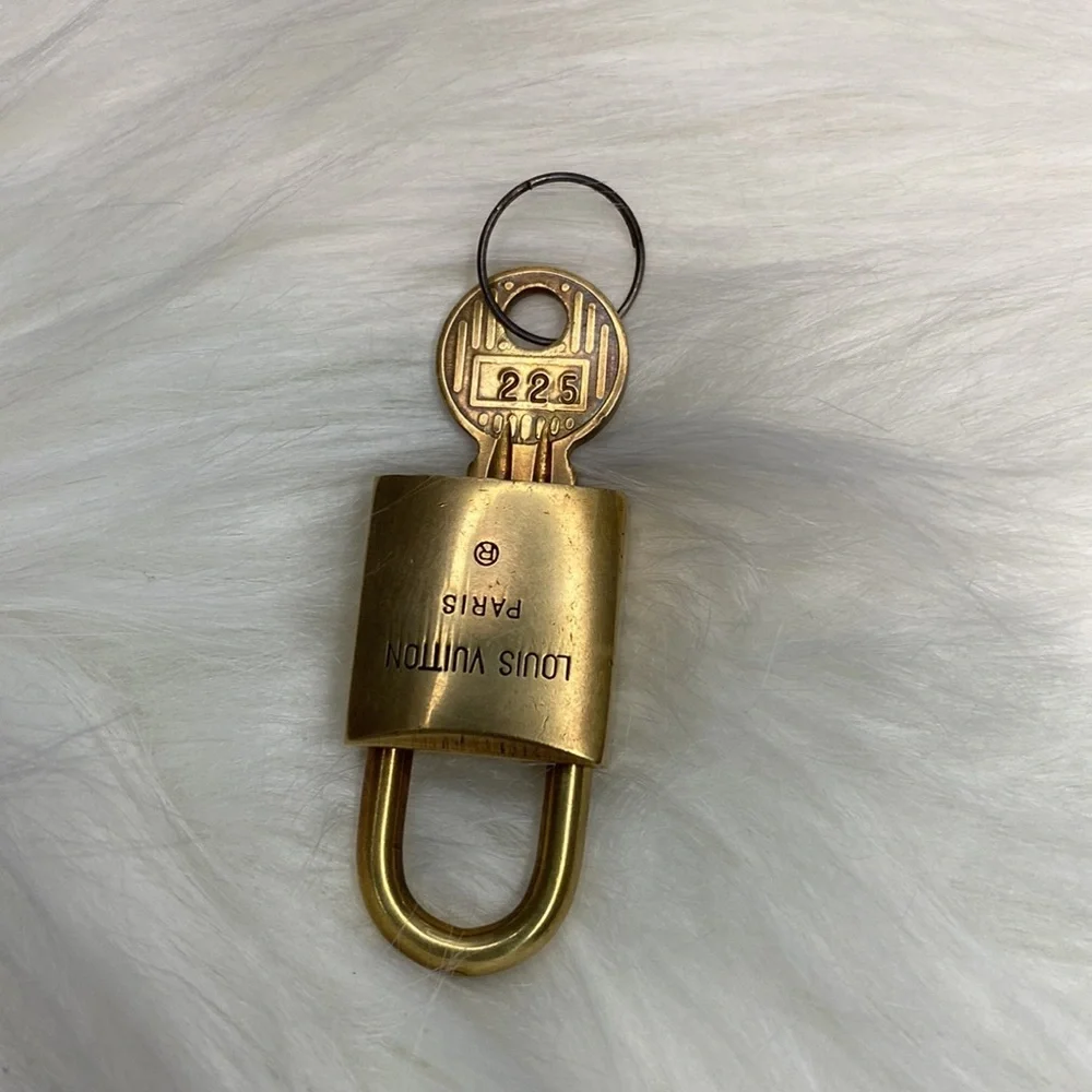 VINTAGE LV LOCK & KEY #225 - Picture 3 of 3